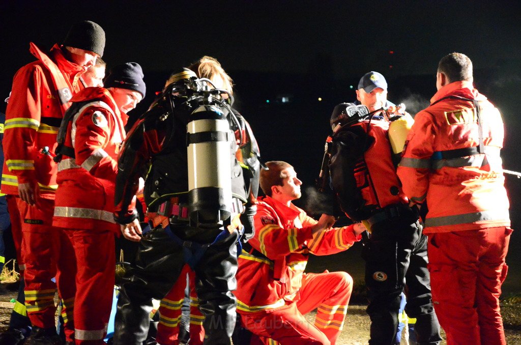 Einsatz BF Koeln PKW im Rhein Mondorf Hersel P075.JPG